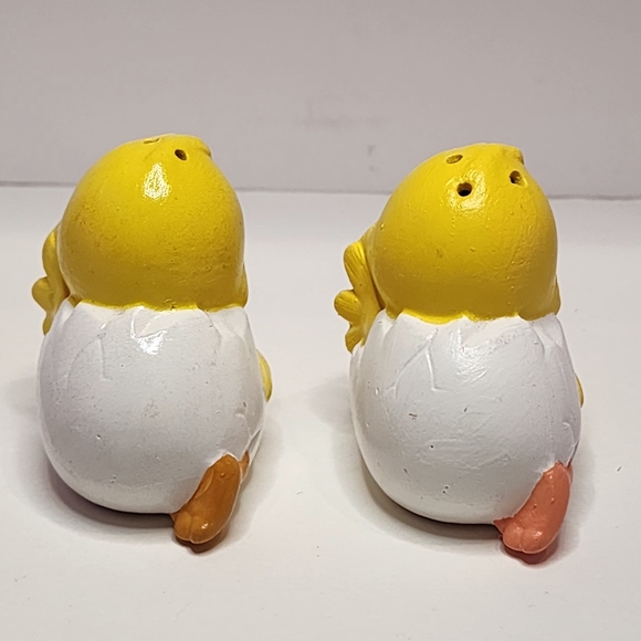 Salt and pepper baby chicks in an eggshell vintage project pieces - Picture 3 of 9